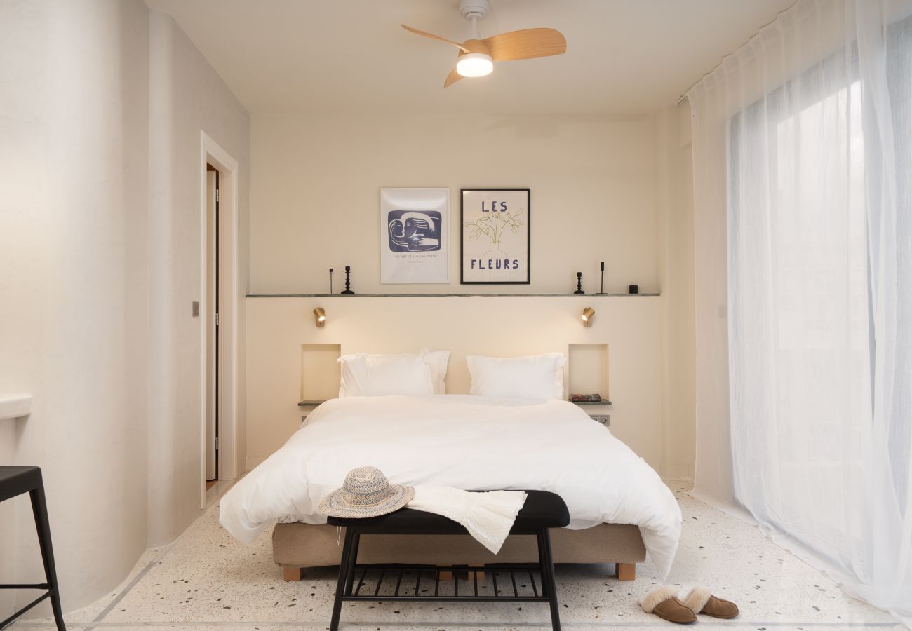 Apartment in Athens - Elegant Studio | Metro | Starlink | Huge Rooftop