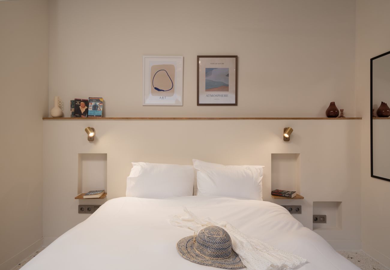Apartment in Athens - Gem Studio | Near Metro | Starlink |Rooftop Views