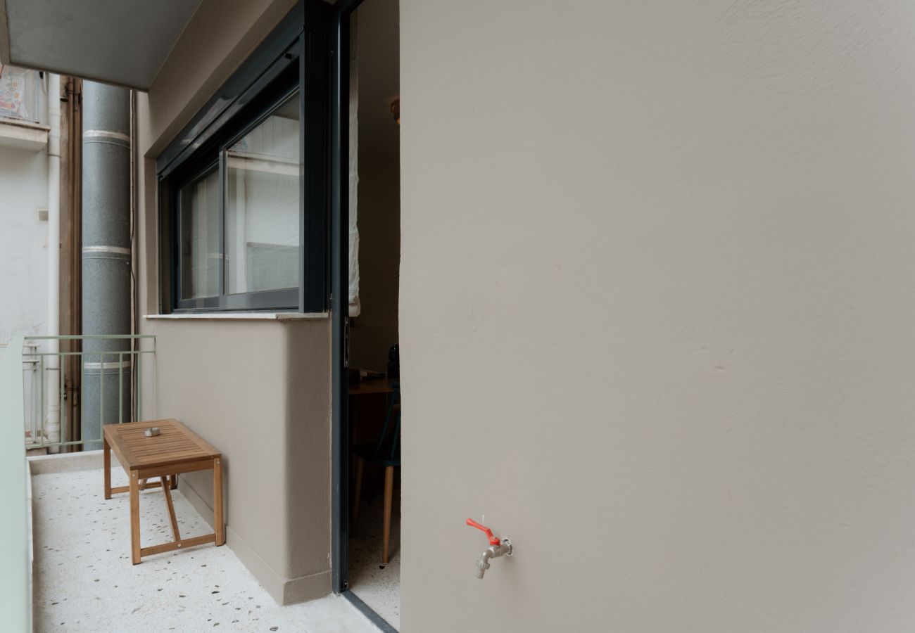 Apartment in Athens - Gem Studio | Near Metro | Starlink |Rooftop Views