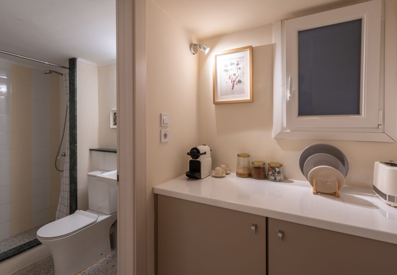 Apartment in Athens - Cozy & Quiet 1BR Near Acropolis & Metro | Koukaki