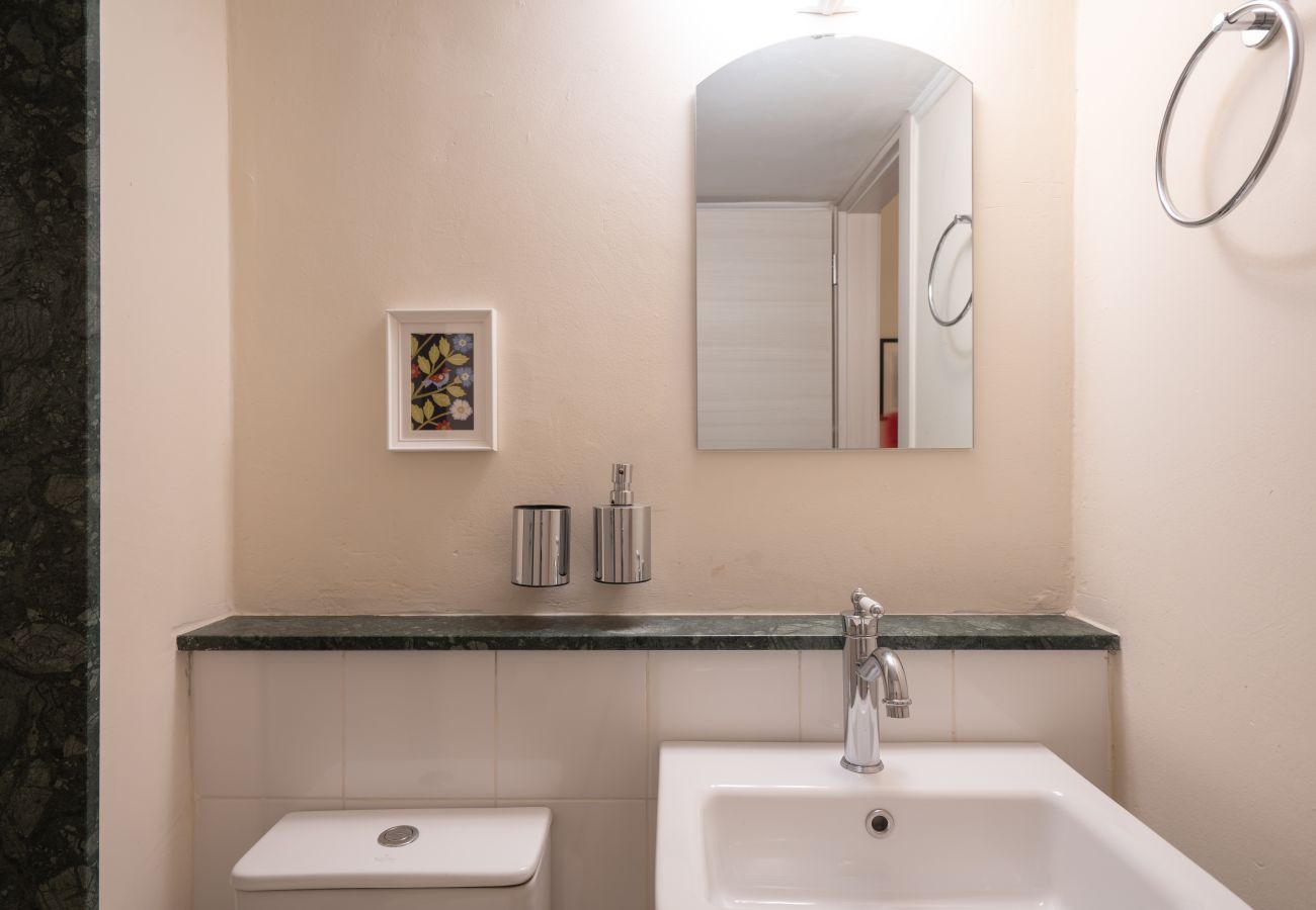 Apartment in Athens - Cozy & Quiet 1BR Near Acropolis & Metro | Koukaki